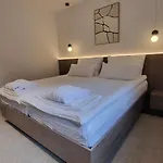 Boarderspalace Luxury With Private Sauna مالنتز